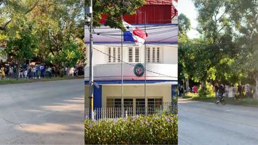 extensas colas de cubanos esperando afuera de la embajada de panama