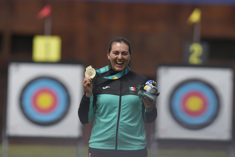 La mexicana Alejandra Valencia celebra con su medalla de oro tras ganar el recurvo individual del tiro con arco de de los Juegos Panamericanos en Santiago, Chile, el domingo 5 de noviembre de 2023. (AP Foto/Matías Delacroix)