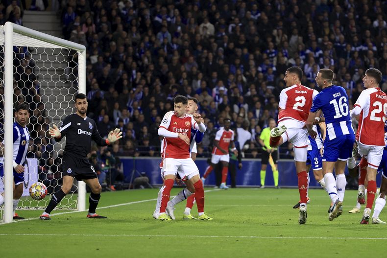 William Saliba (3ro de derecha a izquierda), del Arsenal, ramata de cabeza en un duelo de la Liga de Campeones de Europa ante el Porto, el miércoles 31 de febrero de 2024 (AP Foto/Luis Vieira)