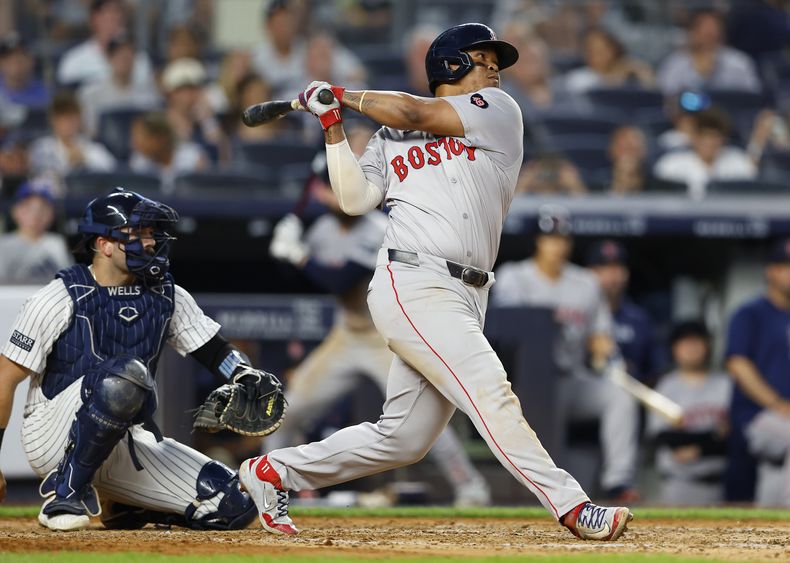 Rafael Devers, de los Medias Rojas de Boston, sigue su movimiento después de batear un jonrón en la séptima entrada del juego de béisbol en contra de los Yankees de Nueva York, el domingo 7 de julio de 2024 en Nueva York. (AP Foto/Noah K. Murray)