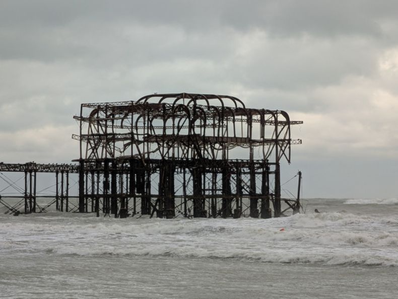 Las olas chocan contra el muelle en Brighton, Inglaterra, en medio de la tormenta, el 23 de octubre del 2026. (Jamie Lashmar/PA via AP)