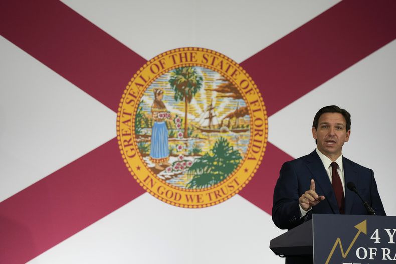 El gobernador de Florida Ron DeSantis durante una conferencia de prensa para la firma de varias iniciativas relacionadas con la educación pública y aumentos en los salarios de los profesores, el martes 9 de mayo de 2023, en Miami. (AP Foto/Rebecca Blackwell)