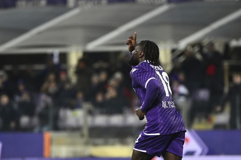 M Bala Nzola de la Fiorentina celebra tras anotar el primer gol de su equipo en el encuentro ante el el Parma en la Copa de Italia el miércoles 6 de diciembre del 2023. (Massimo Paolone/LaPresse via AP)