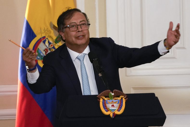 ARCHIVO - El presidente colombiano Gustavo Petro da un discurso durante la ceremonia de toma de posesión de la nueva fiscal general Luz Adriana Camargo en el Palacio Presidencial en Bogotá, Colombia, el viernes 22 de marzo de 2024. Petro anunció el miércoles 1 de mayo de 2024 que romperá relaciones diplomáticas con Israel por sus acciones bélicas en la Franja de Gaza. (AP Foto/Fernando Vergara, Archivo)