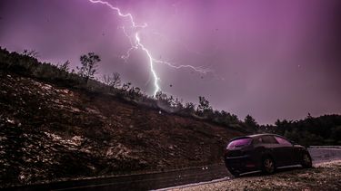 video: un cazador de tormentas capta el momento exacto en que el auto de su amigo es alcanzado por un rayo