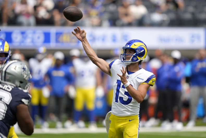 El quarterback de los Rams de Los Ángeles, Stetson Bennett (13) lanza un pase durante la primera mitad del juego de pretemporada de la NFL ante los Cowboys de Dallas, el domingo 11 de agosto de 2024, en Inglewood, California. (AP Foto/Ryan Sun)