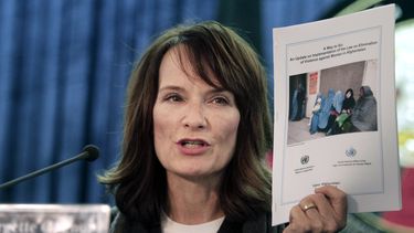 americateve | Georgette Gagnon, directora regional de la Misi&oacute;n de Asistencia de las Naciones Unidas en Afganist&aacute;n, habla durante una conferencia de prensa en Kabul, Afganist&aacute;n, el domingo 8 de diciembre de 2013. La ONU denunci&oacute; el domingo q