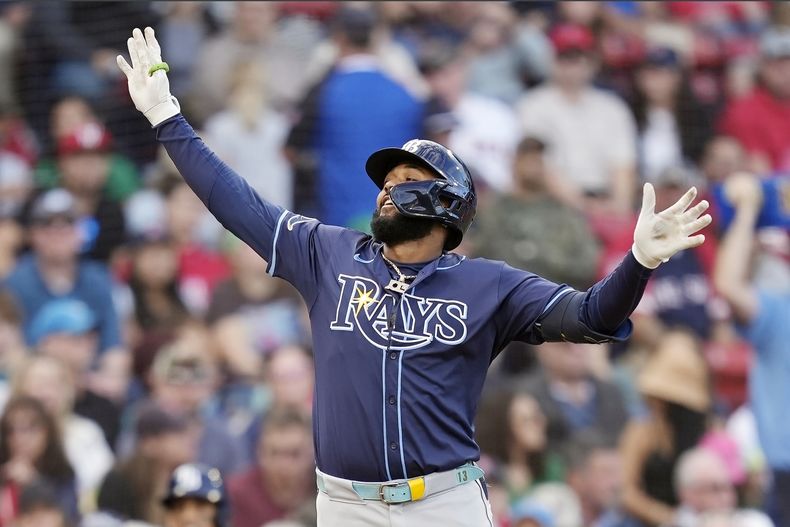 El dominicano Junior Caminero, de los Rays de Tampa Bay, festeja su jonrón de dos carreras en el juego del sábado 28 de septiembre de 2024, ante los Medias Rojas de Boston (AP Foto/Michael Dwyer)