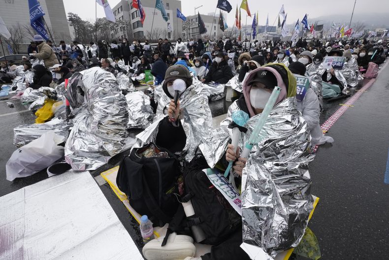 Manifestantes participan en una protesta para exigir el arresto del presidente surcoreano destituido Yoon Suk Yeol cerca de la residencia presidencial, el domingo 5 de enero de 2025, en Seúl, Corea del Sur. (AP Foto/Ahn Young-joon)