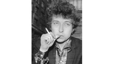 ARCHIVO - El músico Bob Dylan fuma un cigarrillo el 27 de abril de 1965, en Londres. (AP Foto, archivo)
