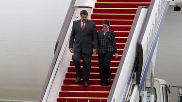 ARCHIVO - El presidente de Venezuela, Nicolás Maduro, izquierda, y la primera dama Cilia Flores llegan al Aeropuerto Internacional de Beijing, China, el 1 de septiembre de 2015. (AP Foto/Ng Han Guan, Archivo)