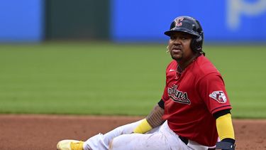 El dominicano José Ramírez reacciona tras ser puesto out en la intermedia durante el juego del sábado 13 de mayo de 2023, ante los Angelinos de Los Ángeles (AP Foto/David Dermer)