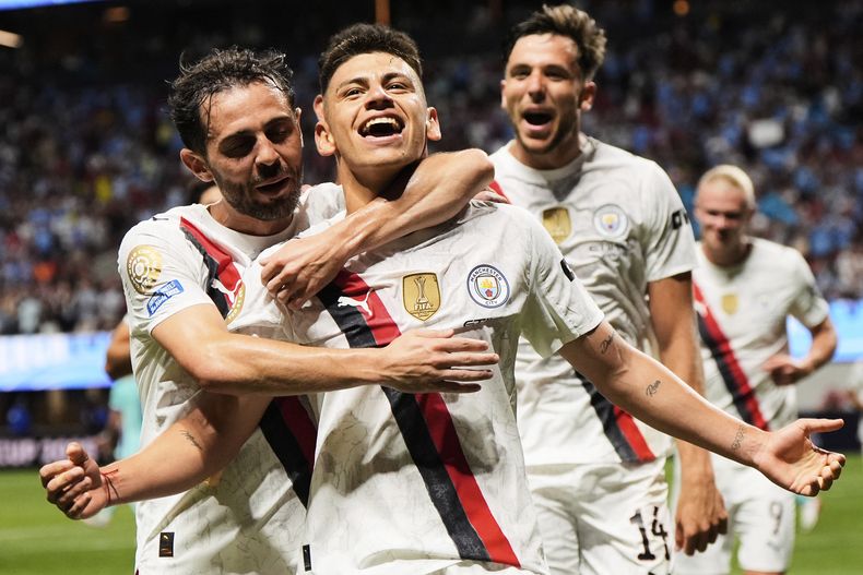 Claudio Echeverri celebra tras anotar el primer gol del Manchester City en la victoria 6-0 ante Al Ain en el Mundial de Clubes, el domingo 22 de junio de 2025, en Atlanta. (AP Foto/Mike Stewart)