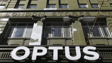 Un cartel se ve ante una tienda Optus en Melbourne, Australia, el lunes 22 de septiembre de 2025. (Erik Anderson/AAP Image via AP)