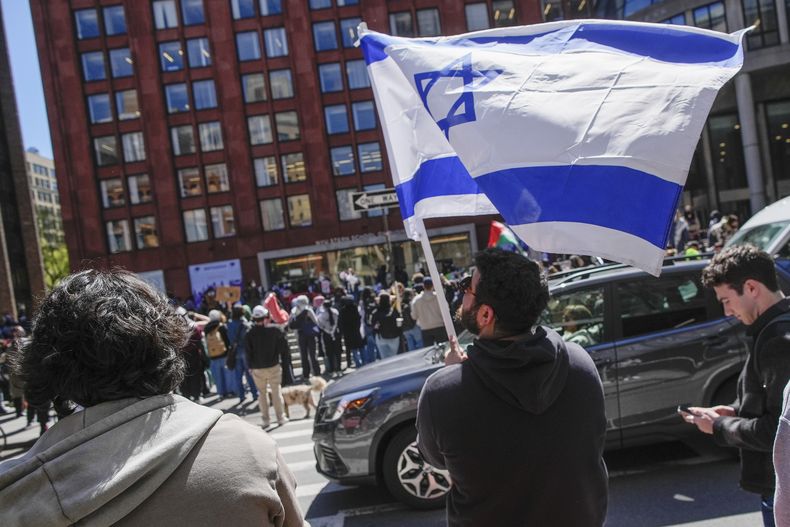 Manifestantes a favor de Israel en la New York University, en la ciudad de Nueva York, el 22 de abril del 2024. . (AP foto/Mary Altaffer)
