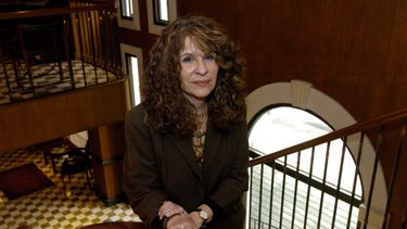 ARCHIVO - La poeta nicaragüense Gioconda Belli posa para un retrato en un hotel en Bogotá, Colombia, el 30 de abril de 2005. Belli, quien vive exiliada en Madrid desde 2022, recibió la ciudadanía española el martes 16 de enero de 2024. (Foto AP/Zoe Selsky, archivo)