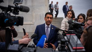 El representante demócrata Ro Khanna habla con los periodistas en las escaleras del Capitolio de Estados Unidos tras votar a favor de la Ley de Transparencia de los Archivos Epstein, el martes 18 de noviembre de 2025, en Washington. (AP Foto/Julia Demaree Nikhinson)