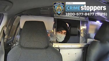 Esta foto sin fecha publicada por el Departamento de Policía de Nueva York muestra a un sospechoso del tiroteo mortal contra el director general de UnitedHealthcare, Brian Thompson, el 4 de diciembre de 2024, en un taxi. Parte de la imagen fue difuminada por la fuente. (NYPD via AP)