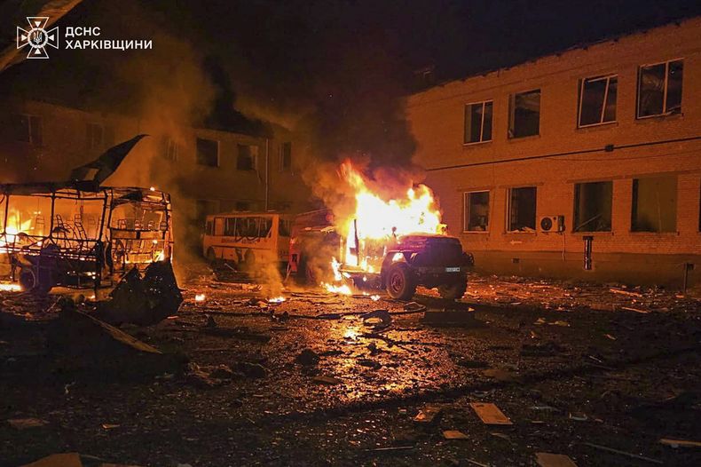 En esta imagen, proporcionada por el Servicio de Emergencias de Ucrania, un camión de bomberos y autobuses arden tras un ataque ruso con drones contra una zona donde los bomberos extinguían un incendio en un centro de secundaria luego de un ataque previo, en Bohodukhiv, en la región de Járkiv, Ucrania, el 15 de marzo de 2025. (Servicio de Emergencias de Ucrania vía AP)
