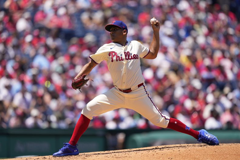 Ranger Suárez, de los Filis de Filadelfia, lanza durante la segunda entrada de un juego contra los Padres de San Diego, el miércoles 19 de junio de 2024, en Filadelfia. (AP Foto/Matt Slocum)