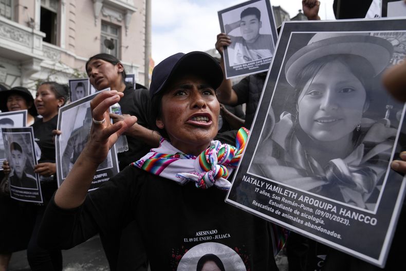 ARCHIVO - Dominga Hancco grita mientras sostiene una imagen de su hija Jhamileth Aroquipa durante una protesta pidiendo justicia para las víctimas de la violencia política, en Lima, Perú, el 29 de julio de 2023. La hija de 17 años de Hancco fue asesinada a tiros durante las protestas antigubernamentales que sacudieron a Perú a principios de 2023 tras la destitución del presidente Pedro Castillo. (Foto AP/Martín Mejía, Archivo)