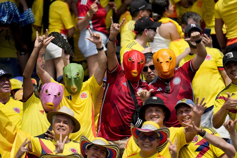 Hinchas de Colombia animan en la grada antes de un partido de clasificación para el Mundial de 2026 contra Argentina, en el estadio Metropolitano Roberto Melendez, en Barranquilla, Colombia, el 10 de septiembre de 2024. (AP Foto/Fernando Vergara)