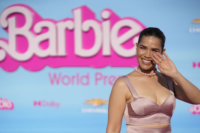 America Ferrera llega al estreno de Barbie el domingo 9 de julio de 2023 en The Shrine Auditorium en Los Angeles. (Foto AP/Chris Pizzello)
