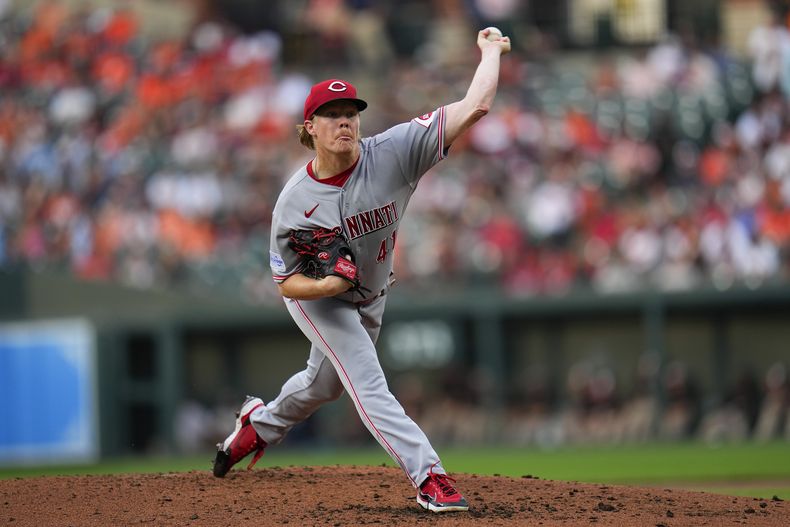 Andrew Abbott abridor de los Rojos de Cincinnati realiza un lanzamiento ante los Orioles de Baltimore en la segunda entrada del partido de béisbol en Baltimore, martes 27 de junio de 2023. (AP Foto/Julio Cortez)