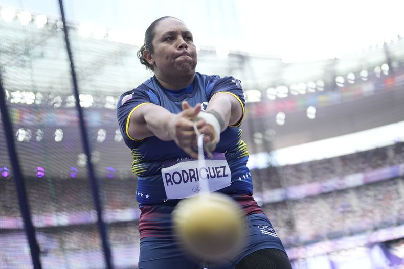 Rosa Andreína Rodríguez, de Venezuela, compite en el lanzamiento de martillo de los Juegos Olímpicos del 2024 el domingo 4 de agosto de 2024, en Saint-Denis, Francia. (AP Foto/Bernat Armangue)