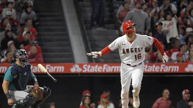 Mickey Moniak, de los Angelinos de Los Áneles, arroja el bate al conectar un jonrón de dos carreras el viernes 9 de junio de 2023, ante los Marineros de Seattle (AP Foto/Mark J. Terrill)