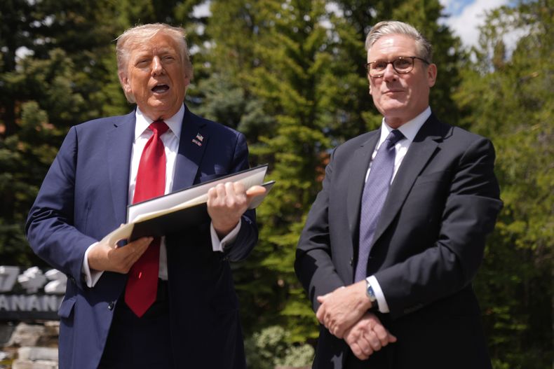 El presidente de Estados Unidos Donald Trump se reúne con el primer ministro del Reino Unido, Keir Starmer, en el marco del G7, el lunes 16 de junio de 2025, en Kananaskis, Canadá. (AP Foto/Mark Schiefelbein)