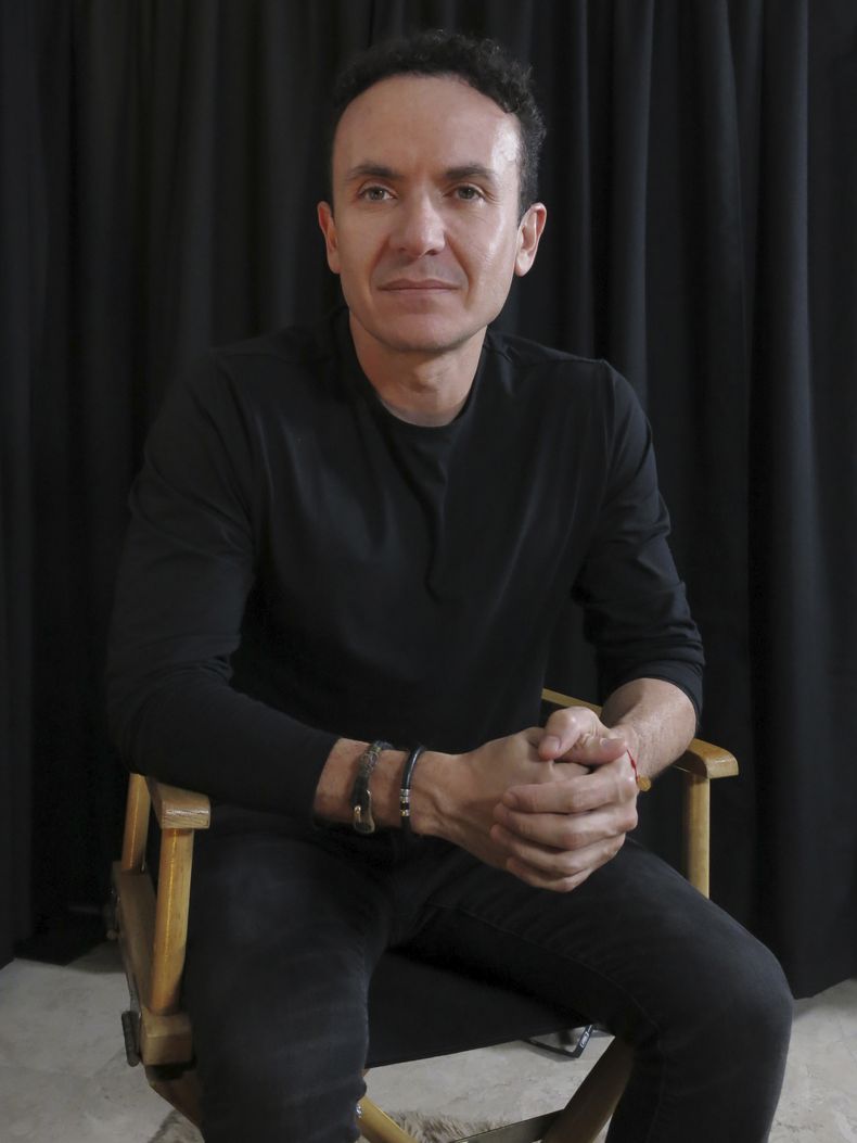 El cantautor colombiano Fonseca posa para promover su álbum Tropicalia, durante una entrevista en la Ciudad de México el lunes 29 de abril de 2024. (Foto AP/Berenice Bautista)