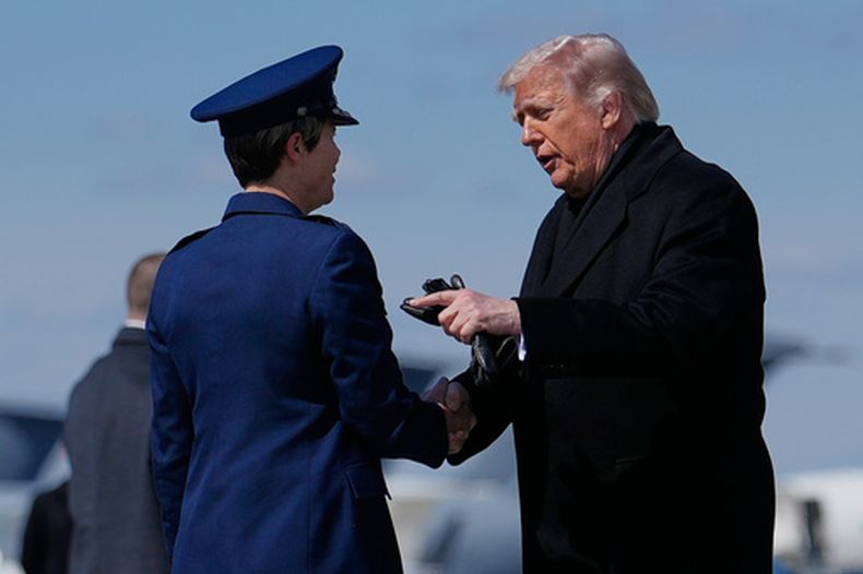 El presidente de Estados Unidos, Donald Trump, saluda a la coronela Matha Jeannie Sasnett, comandante de Asuntos Mortuorios de la Fuerza Aérea, al llegar en el Air Force One, el miércoles 18 de marzo de 2026, a la base Dover de la Fuerza Aérea, en Delaware, para asistir al regreso de los restos de los seis miembros de la tripulación de una aeronave de reabastecimiento de la Fuerza Aérea que murieron cuando su avión se estrelló en el oeste de Irak mientras apoyaba operaciones contra Irán. (AP Foto/Julia Demaree Nikhinson)