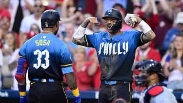 Nick Castellanos, derecha, de los Filis de Filadelfia, celebra con Edmundo Sosa (33) después de que éste bateara cuadrangular de dos carreras contra Miles Mikolas, de los Cardenales de San Luis, durante la segunda entrada del juego de béisbol el viernes 31 de mayo de 2024, en Filadelfia. (AP Foto/Derik Hamilton)