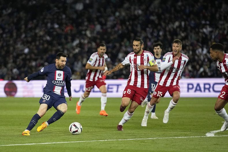 Lionel Messi del París Saint-Germain controla el balón durante un partido de liga ante Ajaccio, el sábado 13 de mayo de 2023, en París. (AP Foto/Michel Euler)