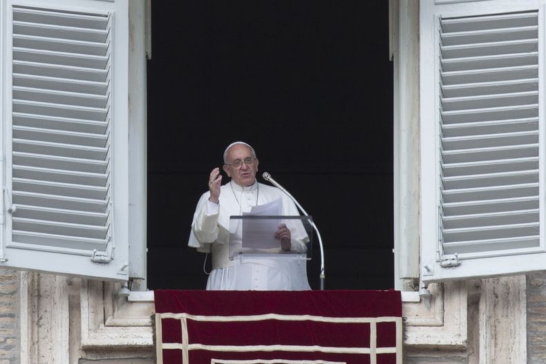 El papa Francisco da su bendici&oacute;n durante la oraci&oacute;n del Angelus desde la ventana de su estudio que da a la Plaza de San Pedro, en el Vaticano, el domingo 10 de noviembre de 2013. El papa nombr&oacute; como obispo de Colima, M&eacute;xico, a