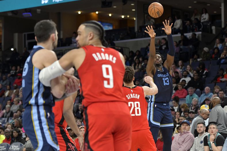 El alero de los Grizzlies de Memphis Jaren Jackson Jr. (13) lanza ante los Rockets de Houston durante la segunda mitad del juego de baloncesto de la NBA, el miércoles 14 de febrero de 2024, en Memphis, Tennessee. (AP Foto/Brandon Dill)