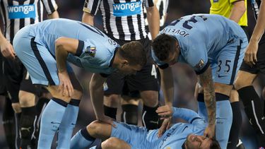 americateve | El jugador de Manchester City, David Silva, aparece en el suelo tras sufrir una lesi&oacute;n en un partido contra Newcastle el mi&eacute;rcoles, 29 de octubre de 2014, en Manchester, Inglaterra. (AP Photo/Jon Super)