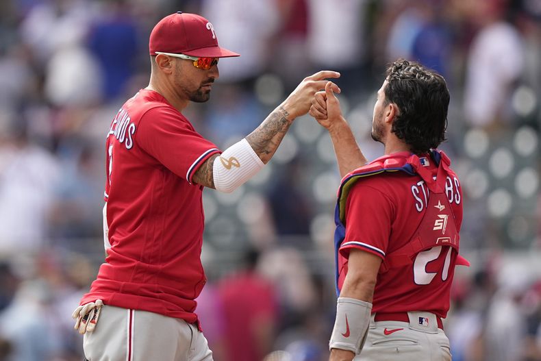 El jardinero Nick Castellanos (izquierda) y el receptor Garrett Stubbs (21) celebran la victoria contra los Bravos de Atlanta, el miércoles 20 de septiembre de 2023, en Atlanta. (AP Foto/Brynn Anderson)
