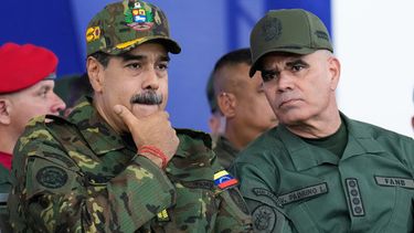 ARCHIVO - El presidente venezolano Nicolás Maduro, a la izquierda, y el ministro de Defensa Vladimir Padrino López participan en una marcha cívico-militar organizada por el gobierno en Caracas, Venezuela, el 25 de noviembre de 2025. (Foto AP/Ariana Cubillos, Archivo)