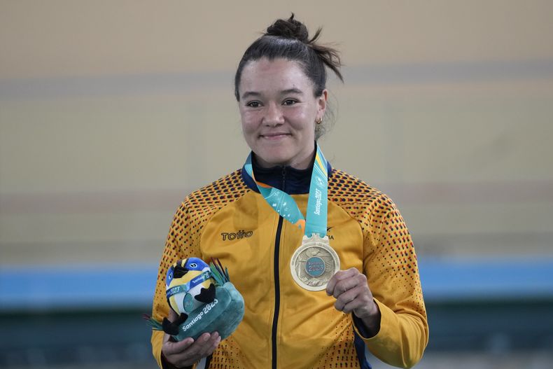 La colombiana Martha Bayona posa con su medalla de oro tras ganar la final del keirin femenino del ciclismo de los Juegos Panamericanos en Santiago, Chile, el miércoles 25 de octubre de 2023. (AP Foto/Fernando Vergara)