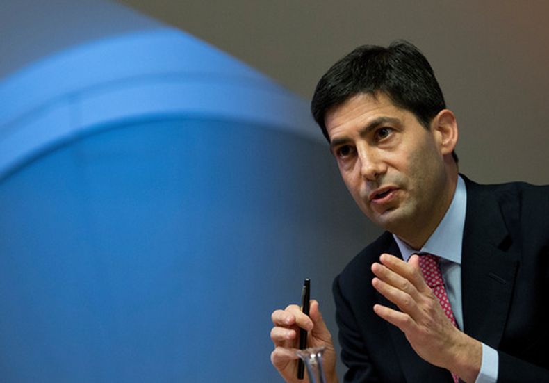 Kevin Warsh habla con la prensa sobre su reporte sobre la transparencia en el Banco de Inglaterra, en Londres, el 11 de diciembre del 2014. (AP foto/Alastair Grant, Pool)