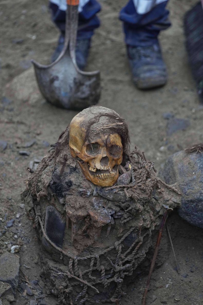 Una antigua momia que según los arqueólogos es femenina y perteneció a la cultura preincaica Chancay es parcialmente excavada luego de ser descubierta por trabajadores de la ciudad que excavaban una línea de gas natural para la empresa Cálidda en el distrito de Puente Piedra en las afueras de Lima, Perú, el miércoles 18 de junio de 2025. (AP Foto/Martín Mejía)