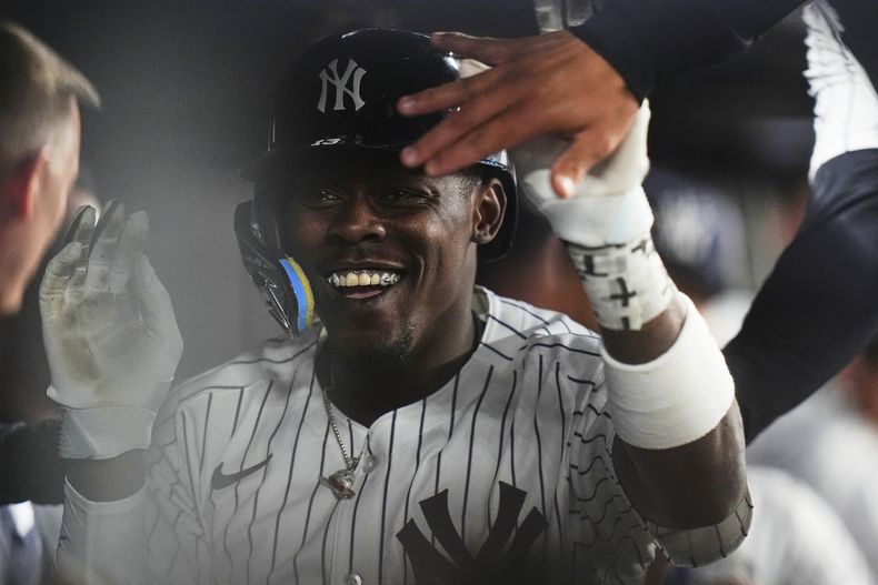 Jazz Chisholm Jr. de los Yankees de Nueva York festeja con sus compañeros luego de batear un jonrón ante los Guardianes de Cleveland, el martes 3 de junio de 2025 (AP Foto/Frank Franklin II)