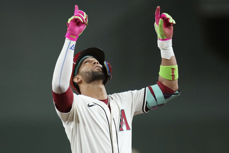 El cubano de los Diamondbacks de Arizona Lourdes Gurriel Jr. observa al cielo al batear un sencillo de una carrera en la cuarta entrada ante los Padres de San Diego el lunes 4 de agosto del 2025. (AP Foto/Ross D. Franklin)