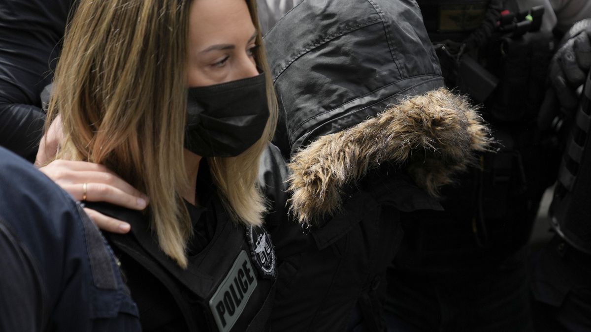 Juicio a mujer acusada de matar a su hija en Grecia