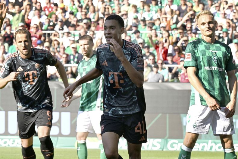 Jamal Musiala del Bayern Munich celebra tras anotar el segundo tanto en el encuentro ante el Werder Bremen en la Bundesliga el sábado 21 de septiembre del 2024. (Carmen Jaspersen/dpa via AP)