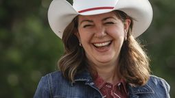 La premier de Alberta, Danielle Smith, con un sombrero vaquero durante el desfile Calgary Stampede, el viernes 7 de julio de 2023, en Calgary. (Jeff McIntosh /The Canadian Press vía AP, Archivo)