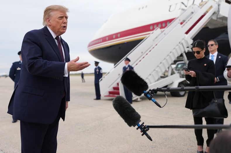 El presidente Donald Trump habla con los periodistas antes de subir al Air Force One, el miércoles 28 de octubre de 2026, en la Base Conjunta Andrews, Maryland. (AP Foto/Mark Schiefelbein)