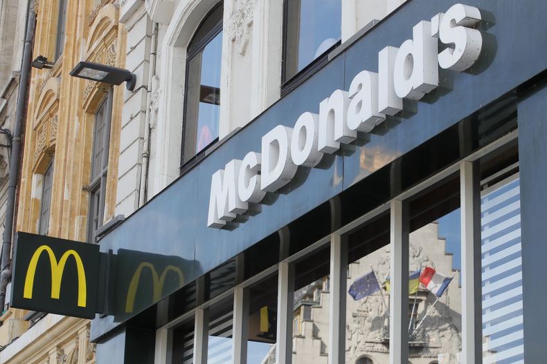 ARCHIVO - Un restaurante de la cadena McDonalds en Lille, en el norte de Francia, el jueves 16 de junio de 2022. (AP Foto/Michel Spingler)